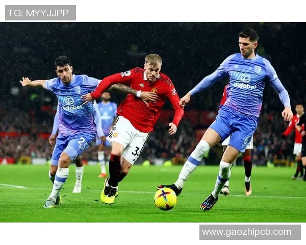 红魔绝境逢生：两记定位球点燃老特拉福德，曼联奏响逆转绝响！